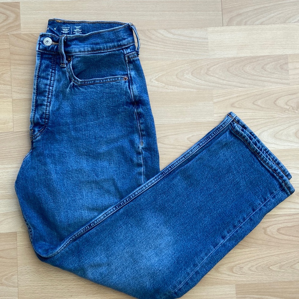 Women’s Old Navy Extra High Rise Curvey Straight leg jeans. Size 4